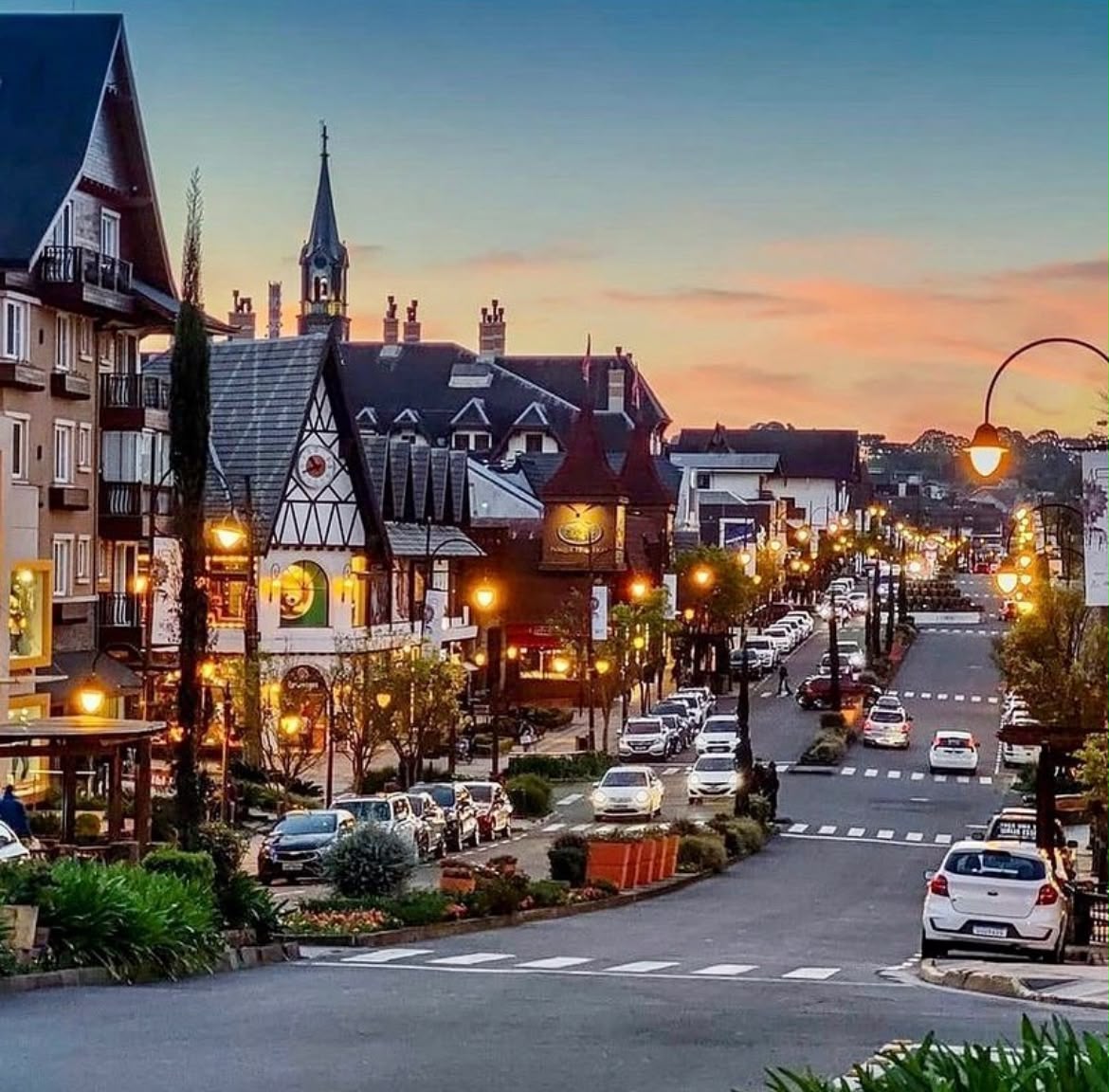 Centro de Gramado ao entardecer